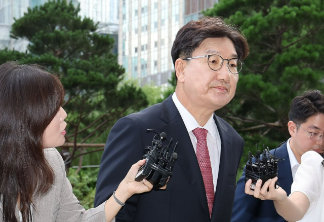 통일교 청탁 의혹을 받는 권성동 국민의힘 의원이 27일 서울 종로구 KT광화문빌딩에 마련된 김건희 여사 관련 의혹을 수사하는 민중기 특별검사팀 사무실에 피의자 신분으로 출석했다 사진연합뉴스