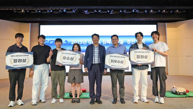 27일 경과원 본원 광교홀에서 열린 ‘심폐소생술 경진대회’에서 참가자들이 흉부압박과 자동심장충격기AED 사용을 시연하고 있다
27일 경과원 ‘2025년 심폐소생술 경진대회’ 수상자들과 관계자들이 기념촬영을 하고 있다 사진경과원