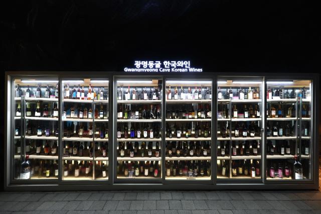 2025년 8월 26일 경기도 광명시에 위치한 광명동굴에 전시되어있는 국산 와인들 AJP Han Jun-gu