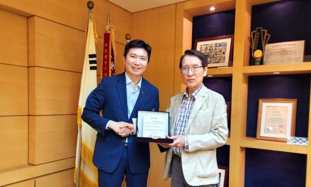 신창재 교보생명 대표이사 겸 이사회 의장이 한국 유소년 체육 발전에 기여해온 공로를 인정받아 대한체육회로부터 감사패를 받았다 사진교보생명