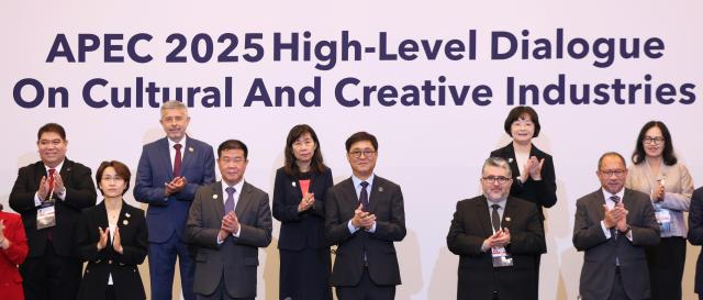 최휘영 문화체육관광부 장관이 27일 경북 경주 힐튼호텔에서 열린 APEC 문화산업고위급대화 개회식에서 각 국 수석대표와 기념촬영을 하고 있다 사진문체부