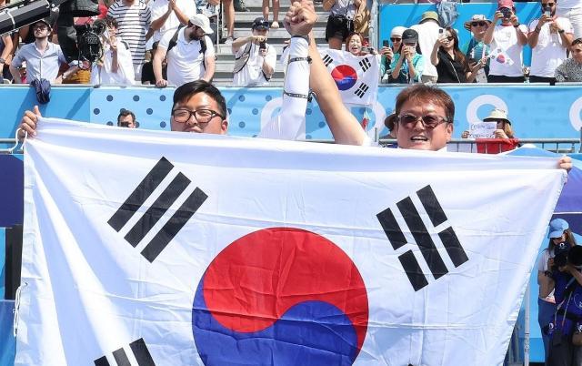 파리 올림픽 양궁 전 종목 석권의 순간 김우진과 함께 태극기 든 박성수 감독오른쪽 사진연합뉴스