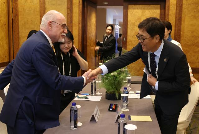 최휘영 문화체육관광부 장관이 27일 APEC 문화산업고위급대화가 열리고 있는 경북 경주 힐튼호텔에서 글렌 스콧 데이비스 미국 국무부 교육문화국 문화유산센터장과 양자회담을 하고 있다 사진문체부