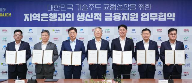27일 김태한 BNK경남은행장오른쪽 세 번째이 김종호 기술보증기금 이사장가운데 등과 지역은행과의 생산적 금융 지원 업무협약을 체결하고 있다 사진경남은행
