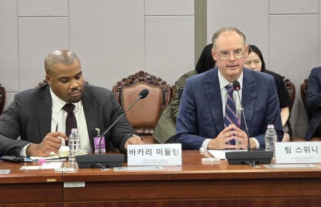 팀 스위니 에픽게임즈 최고경영자CEO오른쪽이 지난 27일 국회의원회관에서 더불어민주당 이정헌·김현정 의원 주최로 열린 국내 앱마켓 공정경쟁 촉진을 위한 정책간담회 자리에서 발언하고 있다사진연합뉴스