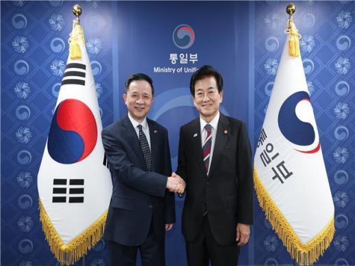 统一部长官郑东泳会见中国驻韩国大使戴兵