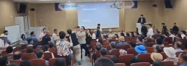 순천시의회가 주최한 도시계획조례 개정안 관련 공청회에서 벌어진 공무원과 시민 간 물리적 충돌 사태에 대해 지역구 국회의원들이 공식적으로 사과하며 파문이 확산되고 있다 사진독자제공