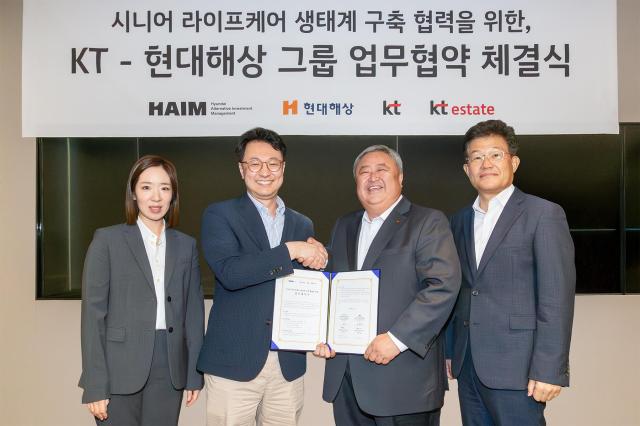 KT Customer부문장 이현석 부사장오른쪽 두번째 현대해상 정규완 기획관리부문장왼쪽 두번째 KT에스테이트 김승환 대표이사맨 오른쪽 현대하임자산운용 정정이 대표이사맨 왼쪽가 협약식 이후 기념사진을 촬영하고 있다사진KT