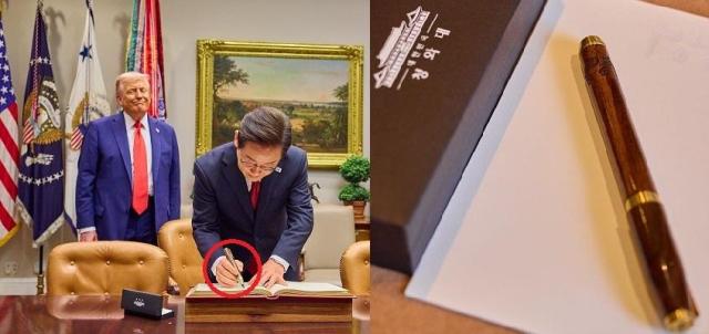 이재명 대통령이 지난 25일현지시간 미국 워싱턴 DC 백악관에서 도널드 트럼프 미국 대통령이 지켜보는 가운데 방명록을 작성하고 있다 사진연합뉴스