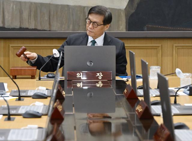 韓国銀行のイ・チャンヨン総裁が28日、ソウル中区の韓国銀行で開かれた金融通貨委員会で、議事棒を叩いている 写真共同取材団