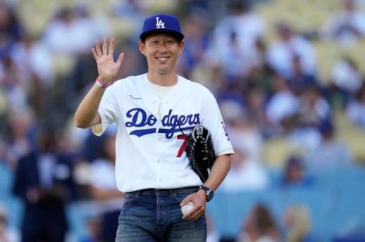 손흥민, MLB 마운드 올라 생애 첫 시구…다저스 7번 유니폼 입고 스트라이크