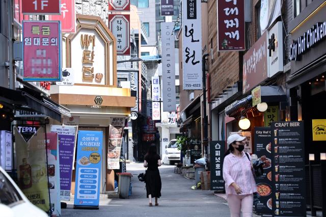 18日,首尔中区一条美食街的街景。【图片来源 韩联社】