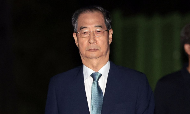 Former Prime Minister Han Duck-soo leaves a remand prison in Uiwang south of Seoul on Aug 27 2025 Yonhap