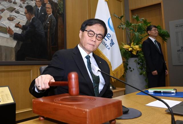이창용 한국은행 총재가 28일 서울 중구 한국은행에서 열린 금융통화위원회에서 의사봉을 두드리고 있다 사진사진공동취재단