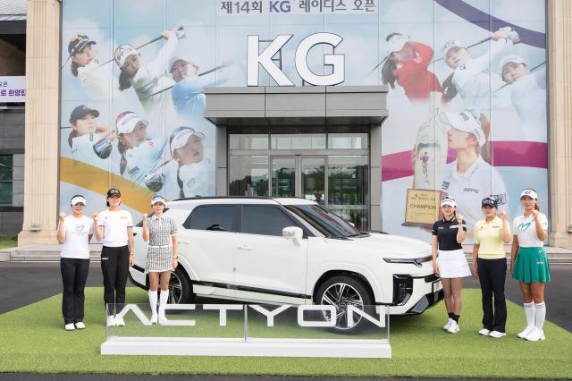 28일 경기도 용인시 써닝포인트CC에서 열린 제14회 KG 레이디스 오픈 공식 포토콜에서 유현조 방신실 배소현 이예원 노승희 이동은왼쪽부터 선수가 포즈를 취하고 있다