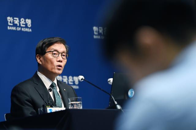 이창용 한국은행 총재가 28일 서울 중구 한국은행에서 열린 금융통화위원회를 마친 후 기자간담회를 하고 있다 사진공동취재단