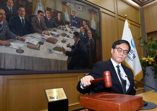 이창용 한국은행 총재가 28일 서울 중구 한국은행에서 열린 금융통화위원회에서 의사봉을 두드리고 있다 20250828
사진사진공동취재단