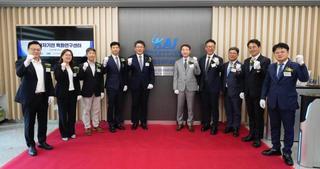 왼쪽부터 김성배 네이버클라우드 이사 김득화 펀진 총괄대표 김선우 한양대학교 교수 박혁 한화시스템 전무 곽종우 한화시스템 부사장 차재병 KAI 대표이사 조병관 KAIST 연구처장 최종원 KAI 상무 김정훈 펀진 사장 이정률 KAIST 학과장 사진KAI