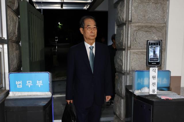 윤석열 전 대통령의 내란 방조 및 위증 등 혐의를 받는 한덕수 전 국무총리가 27일 구속영장이 기각돼 경기도 의왕 서울구치소를 나서고 있다 2025827 사진연합뉴스