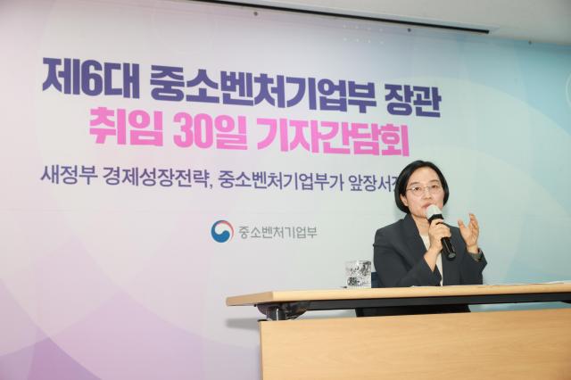 한성숙 중소벤처기업부 장관이 28일 서울 영등포구 중소기업중앙회에서 취임 30일 기자간담회를 하고 있다 사진중소벤처기업부