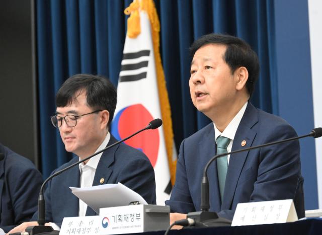 구윤철 부총리 겸 기획재정부 장관우측이 8월 28일 정부세종청사에서 중앙동에서 열린 2026년 예산안 및 2529년 국가재정운용계획 상세브리핑에서 발표문을 낭독하고 있다사진기획재정부
