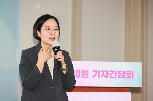 한성숙 중소벤처기업부 장관이 28일 서울 영등포구 중소기업중앙회에서 취임 30일 기자간담회를 하고 있다 사진중소벤처기업부