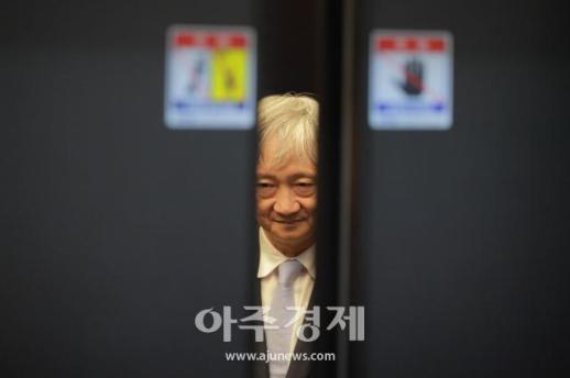 [포토] 간담회 참석하는 ​​​​​​​이찬진 신임 금융감독원장