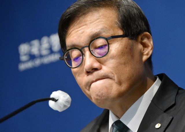 이창용 한국은행 총재가 28일 서울 중구 한국은행에서 열린 금융통화위원회를 마친 후 기자간담회를 하고 있다 사진공동취재단