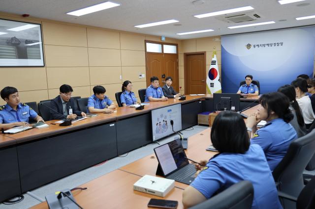 동해지방해양경찰청이 소속 직원들과 지휘관이 함께하는 독서모임 다독다독을 통해 세대 간 공감과 소통을 정착시키는 조직문화를 추진 중이다 사진동해해경청