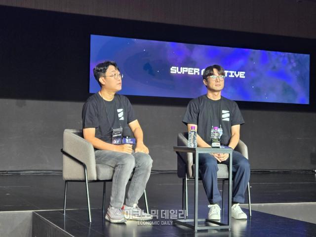 왼쪽부터 김형석 슈퍼크리에이티브 디렉터 김주형 스마일게이트 사업실장사진선재관 기자
