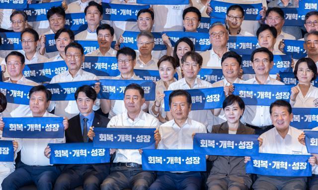 28일 인천시 중구 파라다이스시티 컨벤션센터에서 열린 더불어민주당 의원단 워크숍에서 정청래 대표 김병기 원내대표를 비롯한 의원들이 기념 촬영 도중 구호를 외치고 있다 사진연합뉴스