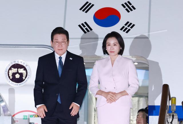 이재명 대통령과 김혜경 여사가 일본·미국 방문 일정을 마치고 28일 경기도 성남 서울공항에 도착하고 있다 사진연합뉴스