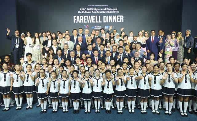 지난 27일 열린 ‘2025 APEC 문화산업고위급대화’ 대표단 환송 만찬 단체 기념 촬영 장면 사진경상북도