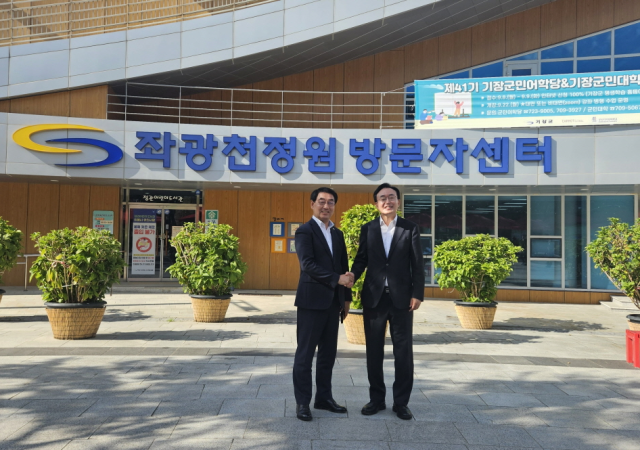 좌광천 지방정원에서 윤병태 나주시장우측과 이동성 기장군부군수좌측가 기념촬영을 하고 있다사진기장군