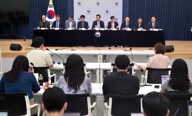 기획재정부 윤인대 차관보왼쪽 다섯 번째가 지난 19일 정부세종청사 민원동 공용브리핑실에서 새 정부 경제 성장전략에 관한 상세 브리핑을 하고 있다