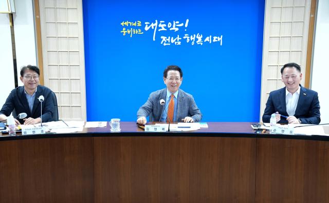 김영록 전라남도지사가 28일 도청 정약용실에서 ‘2025 명량대첩축제 추진상황 보고회’를 주재하고 있다사진전남도