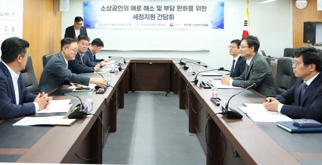 임광현 국세청장이 18일 서울 여의도 소상공인연합회 대회의실에서 열린 소상공인의 애로 해소 및 부담 완화를 위한 세정지원 간담회에서 발언하고 있다 사진국세청