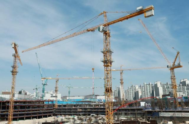 Tower cranes at a construction site Yonhap