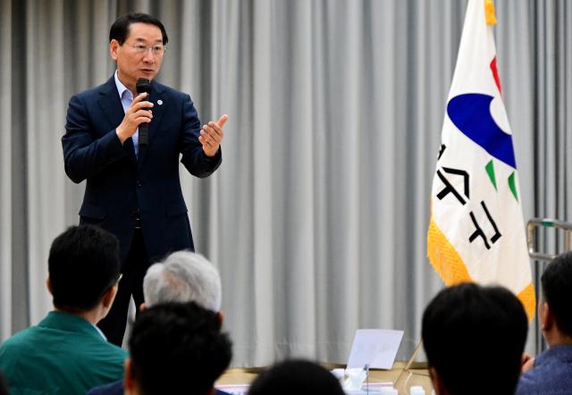유정복 인천광역시장이 지난 21일 송도4동행정복지센터에서 열린 마을안으로 시민속으로 송도4동 통합회의에서 인사말을 하고 있다 사진인천시