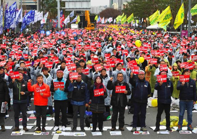 전국 산업계 노동자들이 국회 앞에서 노동권 강화를 요구하며 집회를 열고 있는 모습이다 사진AFP
