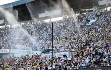 [지다혜의 금은보화] 프로야구 흥행에 웃는 신한은행…팬심 잡은 스폰서십 전략은