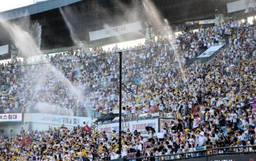 [지다혜의 금은보화] 프로야구 흥행에 웃는 신한은행…팬심 잡은 스폰서십 전략은