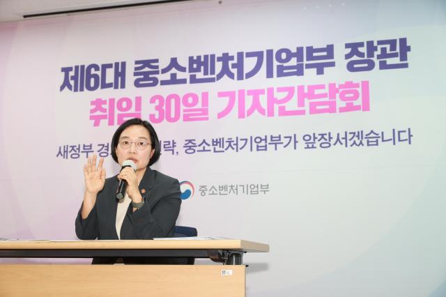한성숙 중소벤처기업부 장관이 지난 28일 서울 영등포구 중소기업중앙회에서 취임 30일 기자간담회를 하고 있다 사진중소벤처기업부