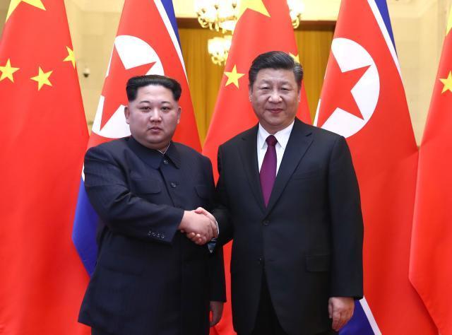 김정은 북한 국무위원장왼쪽과 시진핑 중국 국가주석이 2018년 중국 베이징 인민대회당에서 정상회담을 가졌다 사진신화통신