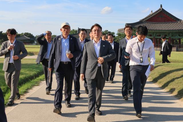김민석 국무총리가 29일 경북 경주시 동궁과 월지를 찾아 APEC 참가자 관광 프로그램 준비 현황을 보고 받은 뒤 유홍준 국립중앙박물관장 최휘영 문화체육관광부 장관 등과 둘러보고 있다 사진연합뉴스