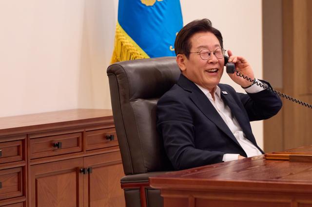 이재명 대통령이 11일 용산 대통령실에서 딕 스호프 네덜란드 총리와 통화하고 있다사진연합뉴스
   