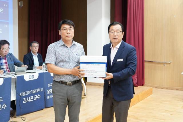 28일 위례도서관에서 열린 「위례신사선 하남연장을 위한 전문가 토론회」에서 위례우미린아파트 오창권 회장이사진 왼쪽 이현재 하남시장사진 오른쪽에게 위례신사선 하남연장 촉구 성명서를 전달하고 있다 사진하남시