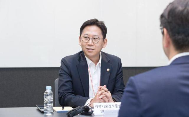 배경훈 과학기술정보통신부 장관이 29일 오후 경기도 안산시 상록구 카카오데이터센터 안산에서 열린 첨단 GPU 확보 및 AI 고속도로 현장간담회에서 관계자들과 토론하고 있다사진과학기술정보통신부
