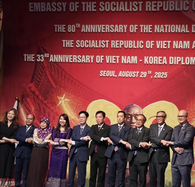 Đại sứ Vũ Hồ chụp ảnh lưu niệm cùng các Đại sứ Trưởng cơ quan đại diện ngoại giao tại Hàn Quốc ẢnhHoàng Phương Ly