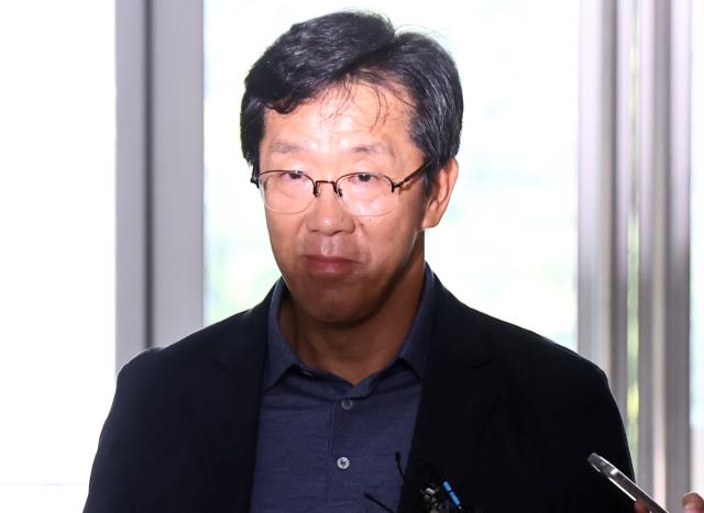 황유성 전 국군방첩사령관중장이 참고인 조사를 받기 위해 30일 서울 서초구 이명현 순직해병 특별검사팀 사무실로 출석하고 있다 사진연합뉴스
